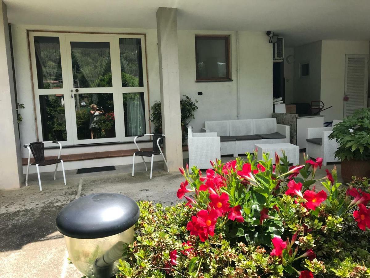 Parte Di Casa Con Giardino E Piscina Villa Pietrasanta Luaran gambar